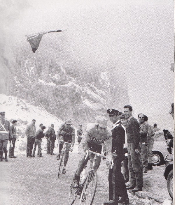 1969 Salvarani ciclismo - Gimondi transita primo sulla Cima Coppi