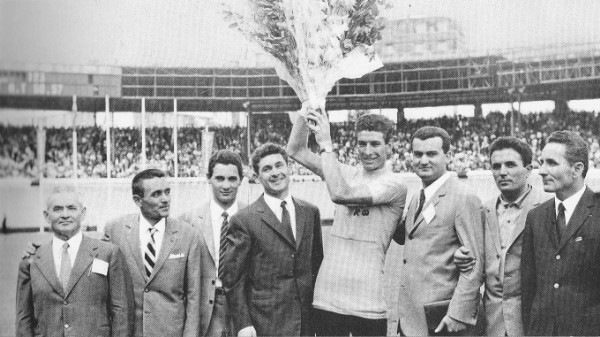 1965 Salvarani ciclismo - Felice Gimondi festeggiamento per la Vittoria del Tour de France