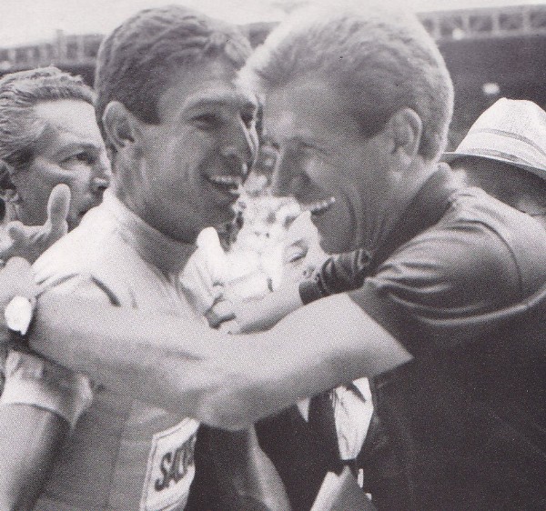 1965 Salvarani ciclismo - Abbraccio tra Adorni e Gimondi